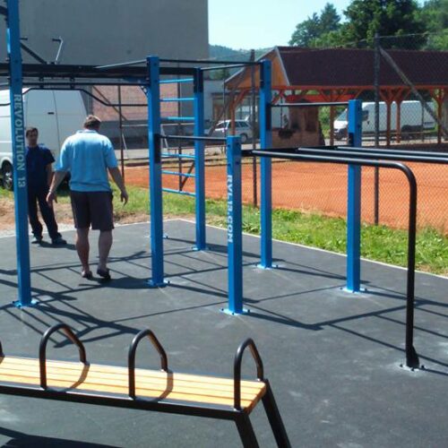 Buitenfitness dipbench 9 Buiten fitness bankjes, Dip Benches. Zeer faai uitbreidings fitnesstoestellen voor onze Bootcamp parken. Zwaar uitgevoerde buiten fitnessbanken en zeer duurzaam.
